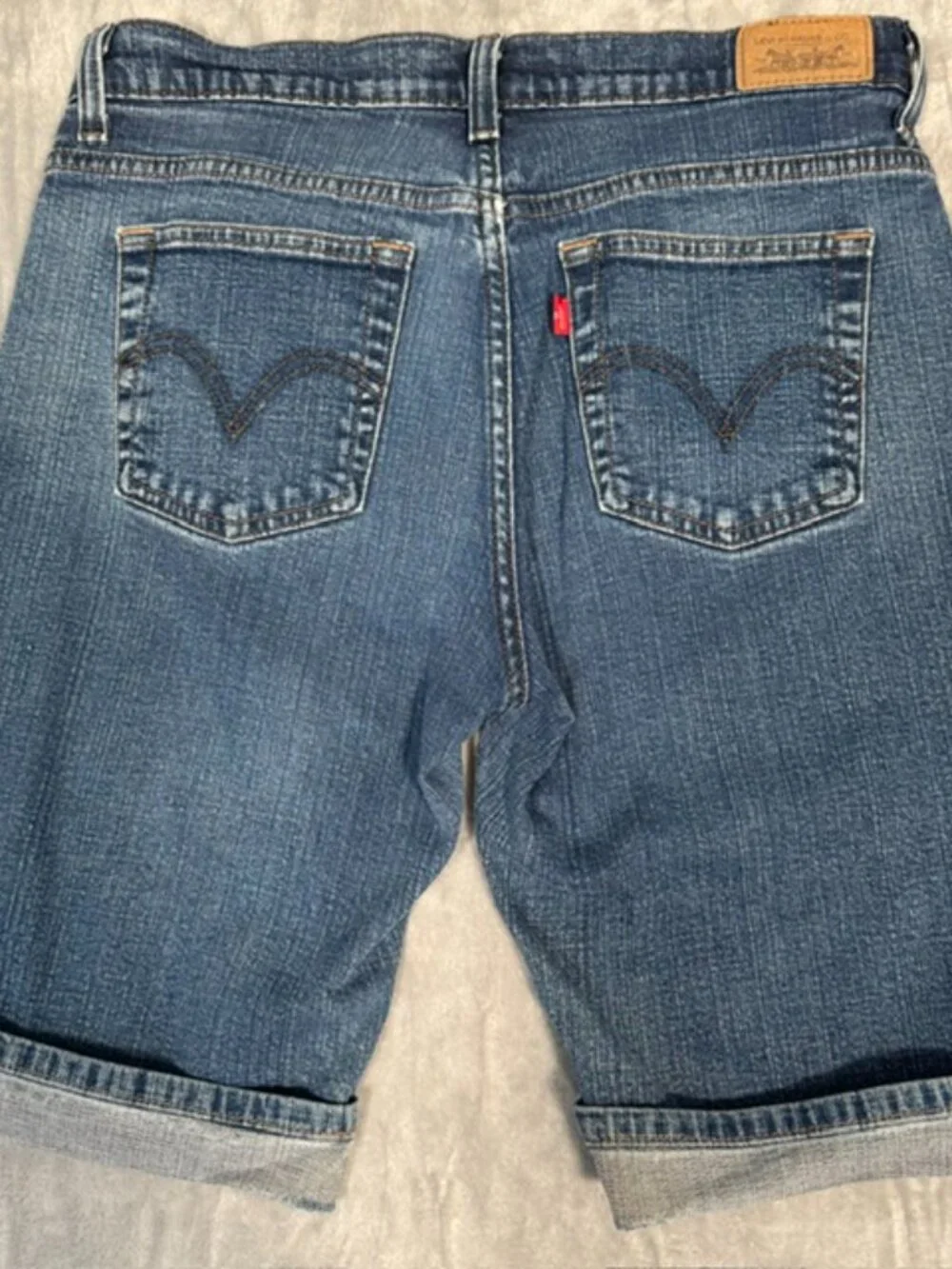 Levi's 515 Women's Bermuda Denim Shorts Size 8 Medium Wash Cuffed Stretch Jean